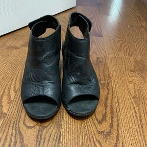 Steve Madden Peek a boo heeled sandals